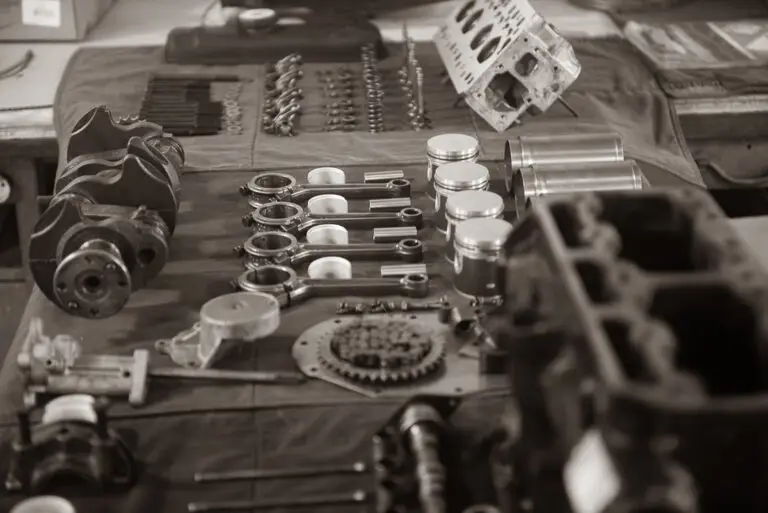 bloc moteur _ vilebrequin _ bielle _ coussinet _ piston _ chemise _ culasse _ soupape (6)